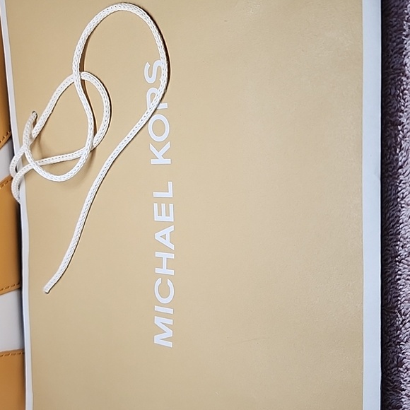 MICHAEL KORS LARGE WRISTLET BEAUTIFUL & 2 MK FRAGRANCES. (NWT) Dust bag - Picture 10 of 10